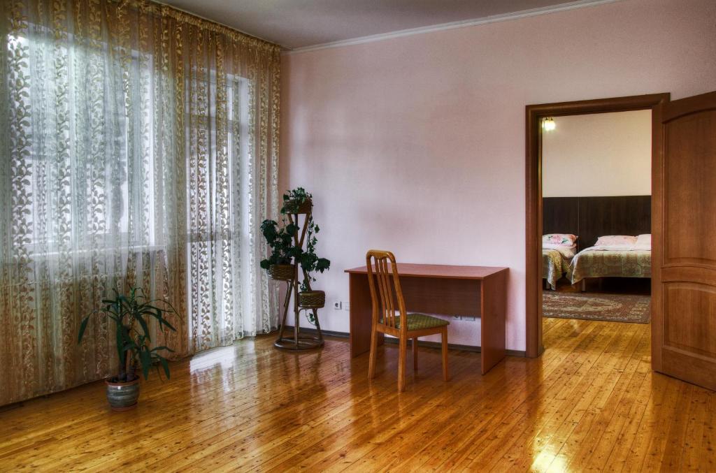 Guest House On Sadovaya Алма Ата Стая снимка